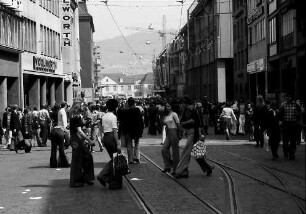 Freiburg: Erlebnissamstag vor Ostern, Kaiser-Joseph-Straße voll Fußgänger