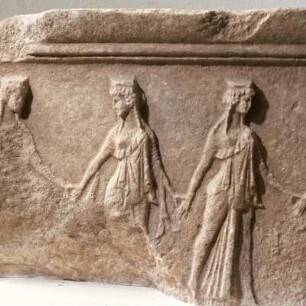 Samothrake. Archäologisches Museum. Fries mit Tänzerinnen, aus dem Propylon, um 340 v. Chr.