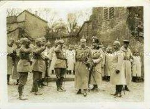 Wilhelm II. besucht das Hauptquartier des Kronprinzen