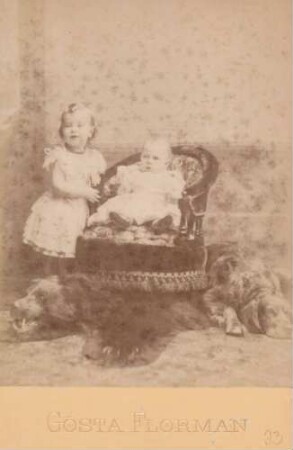 Prinz Gustav und Prinz Wilhelm von Schweden mit Hund