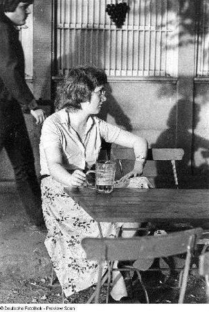 Frau im Biergarten am "Elbehotel"