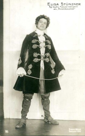 Elisa Stünzner als Rosenkavalier : Elisa Stünzner als Rosenkavalier in der gleichnamigen Oper von Richard Strauss. Königliche Hofoper Dresden, 1916. Fotografie (Weltpostkarte) von Bruno Wiehr