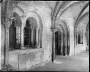 Bronnbach Kloster Klosterkirche (1157-1222) Ansicht Kreuzgang - Ostflügel, Fensterarkaden und Portal zum Kapitelsaal