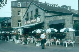 Durbuy. Straßencafé "Le Saint Amour" am Rande des Hauptplatzes