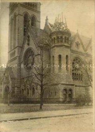 Die beschädigte St. Georgenkirche während der Märzkämpfe 1919