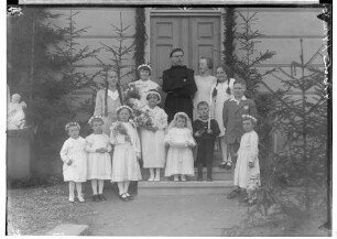 Primizfeier Brugger in Sigmaringendorf 1936; Neupriester Brugger mit Primizbräutchen und weiteren Kindern vor dem Elternhaus (?)