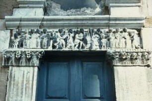 Portal mit Geschichte des heiligen Niccolò auf dem Türsturz