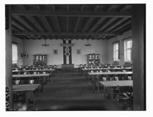 Industrie-Kraftwerk. Kabinett für die Lehrausbildung, an der Stirnwand schwarz-weiß-rote Flagge mit Hakenkreuz und Symbol der Deutschen Arbeitsfront, flankiert von Bildnissen von Adolf Hitler und (?) Rudolf Heß : Lauta (Niederlausitz). Industrie-Kraftwerk. Kabinett für die Lehrausbildung, an der Stirnwand schwarz-weiß-rote Flagge mit Hakenkreuz und Symbol der Deutschen Arbeitsfront, flankiert von Bildnissen von Adolf Hitler und (?) Rudolf Heß