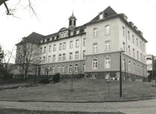 Dresden-Trachenberge, Maxim-Gorki-Straße 4. Gehörlosen-und Sprachheilschule (Marienhof). Hauptgebäude 1886 ff. Vorderansicht (aus dem Park)