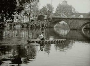 Bautzen, Heiligen-Geist-Brücke. Blick stromauf gegen das Eisenbahnviadukt und Franckensteinsche Mühle