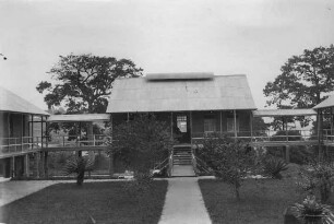 "Mittelbau des Eingeborenen Hospitals, Old Calabar" (OT)