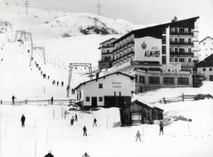 Galtür, Blick auf das Hotel Almhof und den Skilift
