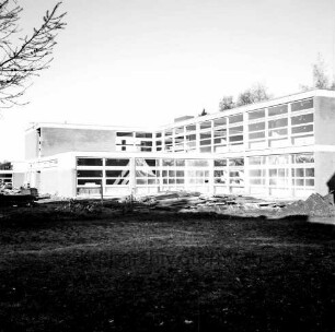 Emil-von Behring-Gymnasium: Sieker Landstraße: IV. Bauabschnitt: Rohbau: vorn Grünanlage: hinten Baumaterial: rechts Baumäste