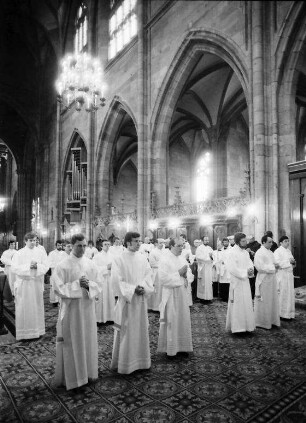 Freiburg: Münster, Priester, stehend