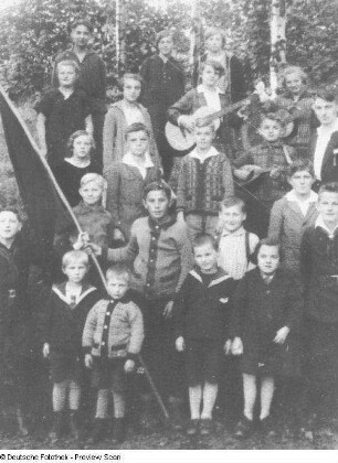 Pioniergruppe des Kommunistischen Jugendverbandes von Bermsgrün mit Fahnenträger Fritz Riedel (Mitte) um 1927