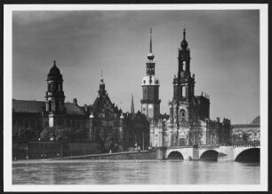 Dresden, Schloß und Hofkirche : Dresden. Blick vom Neustädter Ufer über die Elbe auf die Silhouette der Altstadt mit Ständehaus, Residenzschloss, Hofkirche und Augustusbrücke