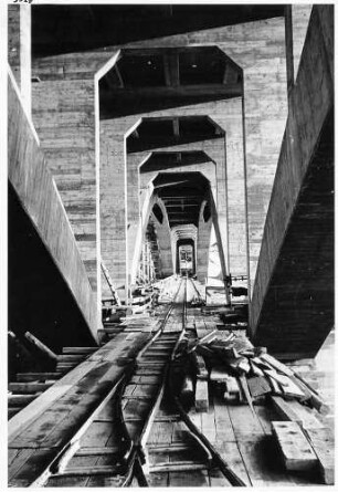 Donaubrücke Leipheim, km 105,139 Die Brücke wurde von der OBR Stuttgart gebaut und im April 1945 gesprengt. Für den Wiederaufbau war die Autobahn-direktion München zuständig.
