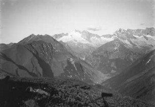 Im Gebirge : Blick von einem Gipfel über ein Gebirge