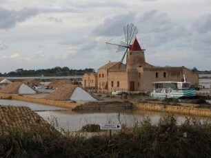 Salinen bei Trapani, Westküste. Salzgewinnung aus dem Meer