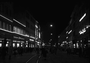 Freiburg: Vorweihnachtliches Freiburg, Kaiserstraße und Fußgänger bei Nacht