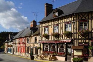 Frankreich. Haute Normandie. Eure. Le Bec Hellouin. Häuserzeile gegenüber Abtei