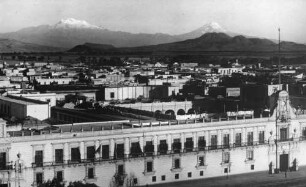 Mexiko-Stadt mit Popocatepetl und Izstaccihuatl