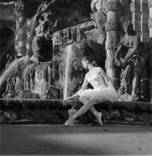 Ballerina im Nymphenbad des Dresdner Zwingers
