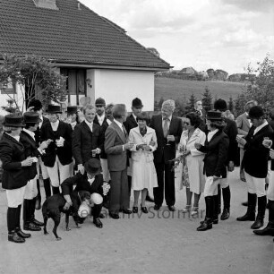 Gestüt Neritz: Reiterhochzeit von Besitzerin Doris Errolat-Kaempfert und Jürgen Marquardt: Empfang für Reiter: hinten links Wohnhaus: im Hintergrund rechts Neritz