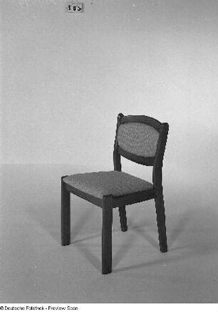 Stuhl mit gepolsterter Sitzfläche und Rückenlehne