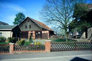 Gehöft mit Scheune und Linde im Innenhof