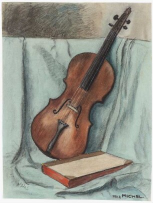 Cello und Buch: Vorderansicht schräg nach rechts auf drapiertem türkisfarbenen Tuch angelehntes Cello (mit abgebrochenem Hals?) hinter braunem Buch
