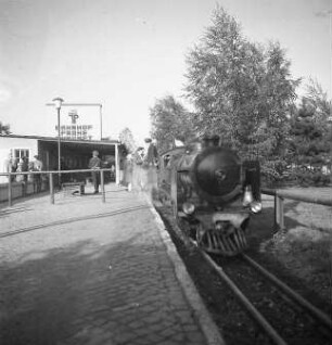 Dresden-Altstadt. Großer Garten. Ausflug mit der Pioniereisenbahn. Zug im Bahnhof "Frohe Zukunft"