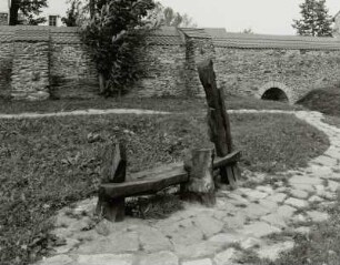 Schloß Neukirchen. Schloßhof mit Bruchsteinmauer
