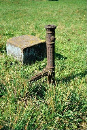 Reste der alten Wasserleitung (?) inmitten der Wiese