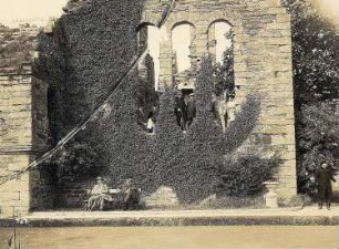 Kirkwall, Orkney-Inseln/ Schottland: Touristen vor der Ruine des Bischofspalastes