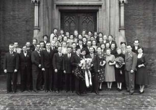 Gruppenbild zur Silbernen Konfirmation vor dem Westportal der Stadtkirche St. Marien