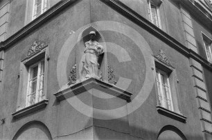 Nischenfigur "Bürgersfrau" an der Fassade eines Gleiwitzer Bürgerhauses