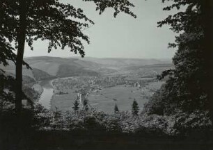 Blick vom Abhang des Mannert das Saartal abwärts auf Serrig
