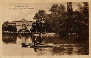 Postkartenalbum mit Motiven von Karlsruhe. "Karlsruhe in Baden. Stadtgarten-Partie mit Festhalle". Stadtgartensee mit Festhalle