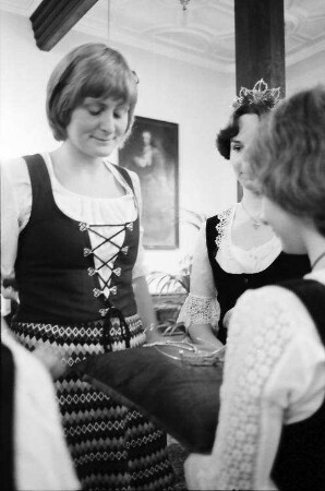 Freiburg: Kaufhaussaal; Krönungsakt; Weinkönigin [Rosemarie Blankenhorn/Rosemarie Blankenhorn-Röbbelen] und Prinzessinnen; stehend
