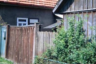kleiner Hofeingang; Holztor und Bretterzaun