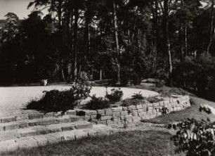 Hakeburg (Wohnsitz des Reichspostministers), Kleinmachnow: Stufen zum Garten mit Mauer