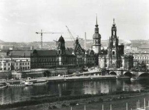 Dresden-Altstadt. Blick vom Kran der Baustelle Finanzministerium über die Elbe gegen Brühlsche Terrasse mit Sekundogenitur und ehemaligem Ständehaus, Schloss mit Georgentor und Hausmannsturm, Kathedrale und Augustusbrücke