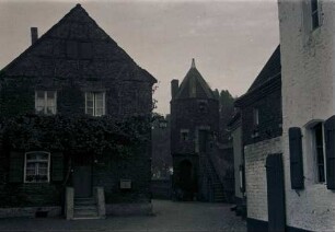 Zons: Bewachsenes Haus und Turm