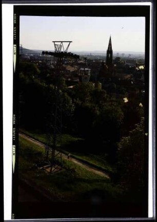 Freiburg: Seilbahnstütze und Münster, vom Schlossberg