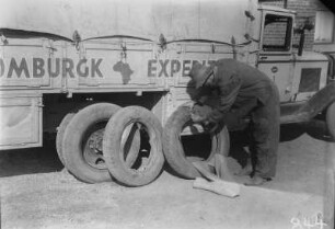 Reifenreparatur : Ein Mann flickt die Reifen eines Expeditionslastwagens
