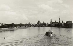 Dresden, Blick von der Marienbrücke nach Osten auf die Altstadt mit Dampfer mit niedergeholter Esse