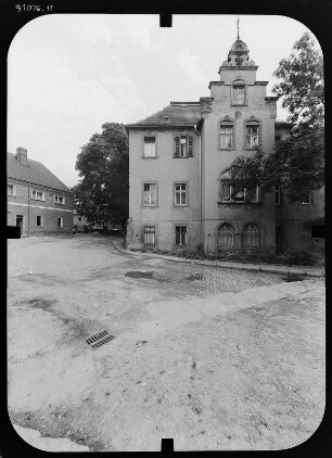 Schkölen, Naumburger Straße 1. Ehem. Gutshof. Herrenhaus (Stadtverwaltung, Baubeginn 16. Jh.). Hoffront (Teilansicht) mit Treppenturm