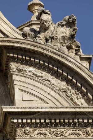 Westfassade — Engel — Engel mit Wappen