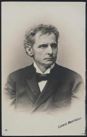 Porträt Ludwig Martinelli. Fotografie (Weltpostkarte mit gedrucktem Namenszug). Wien, um 1890